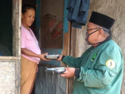 Gerakan Berbagi Yayasan At-Tawassuth Bogor Distribusikan 650 Nasi dan Sembako