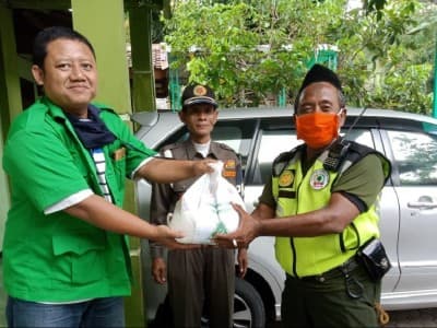 Terdampak Covid-19, Banser di Jombang Terima Bantuan Sembako