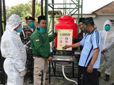 Cegah Corona, ISNU Blitar Serahkan Tabung Cuci Tangan untuk Masjid