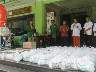 Jelang PSBB, LAZISNU Sidoarjo Salurkan Sembako untuk Guru Ngaji
