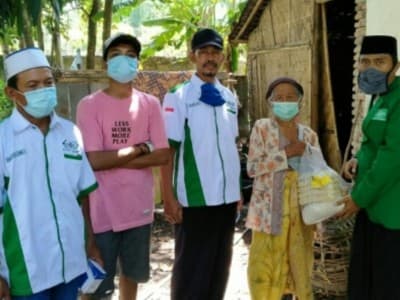 MWCNU Rambipuji Jember Bagikan Sembako untuk Warga Terdampak Covid-19