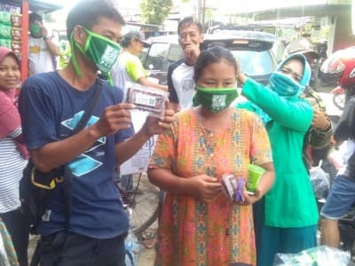 Momentum Ramadhan, Fatayat Brebes Berbagi Paket Kurma dan Masker ke Pedagang Pasar