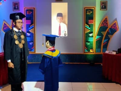 Melihat Wisuda Daring MI Wahid Hasyim Sleman