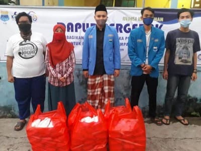 'Dapur Bergerak' PMII Ciputat Sediakan Makanan untuk Warga