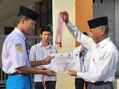 Pak Ubed, Mengabdi pada Buntet Pesantren melalui Pendidikan Formal