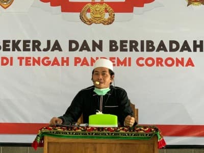 Kompaknya Anggota Polri Se-Indonesia Ngaji Virtual ke Kiai Anwar Zahid 