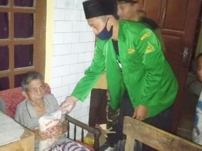 Ansor Tegal Bakti Sosial Bantu Warga Terdampak Covid-19