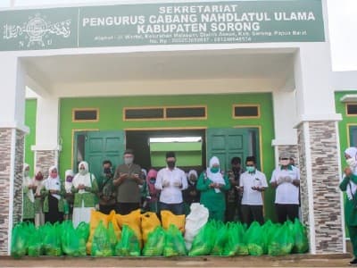 NU Sorong Papua Barat Bagikan Ratusan Paket Sembako dan Masker