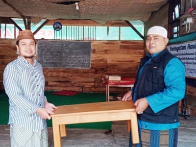 Rawat Tradisi Bandongan, Ahbabul Musthofa Bojonegoro Bagikan Meja untuk Kiai 