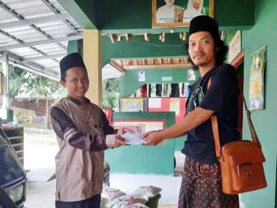 Lesbumi NU Pekalongan Bagikan Kado Lebaran untuk Guru Ngaji