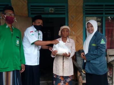 Hidup Sendirian, Janda 74 Tahun Ini Terima Sembako dari NU