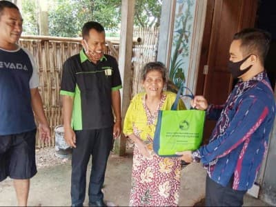 Peduli Terdampak Pandemi, BMT Kopikanu Jepara Bagikan Paket Sembako 