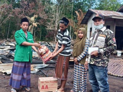 Rumah 3 Anak Yatim Terbakar, Ansor Kubu Raya Bantu dari Iuran Sukarela