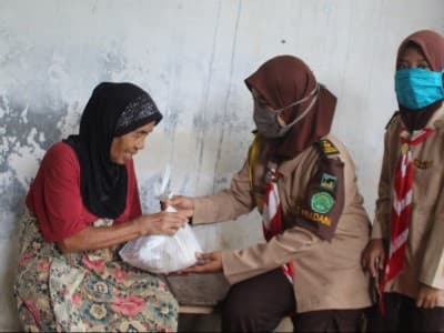 Pramuka SMA Ma'arif NU dan Pagar Nusa Tegal Baksos ke Warga Terdampak Covid-19