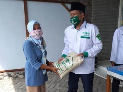 Prihatin Terdampak Covid-19, Ranting NU di Jember Bagikan Sembako