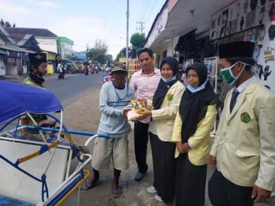 Lulus Ujian Skripsi secara Online, Mahasiswa UIJ Bagikan Sembako