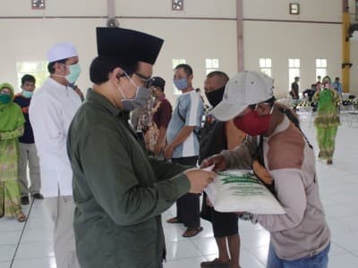 PCNU Kota Pekalongan Serahkan 1.000 Kantong Beras ke Dhuafa