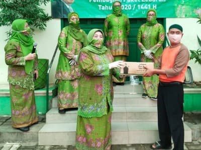 Cerita Ibu Muslimat NU Berbagi Paket Lebaran kepada Warga