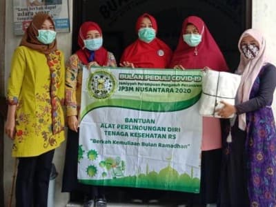 Perempuan Pengasuh Pesantren Salurkan Bantuan APD