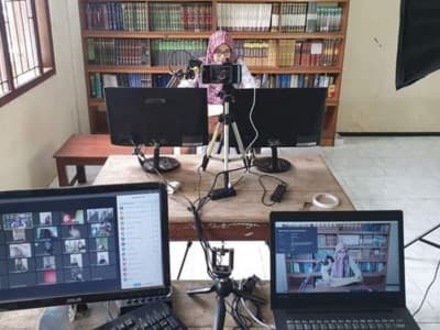 Mencari Keberkahan lewat Pengajian Daring