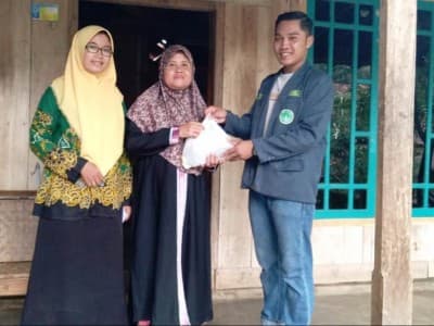 Lewat Patungan Dana, Pelajar NU di Batang Bagikan Sembako