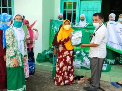Peduli Warga Terdampak Corona, Fatayat NU Bangkalan Bagikan Sembako