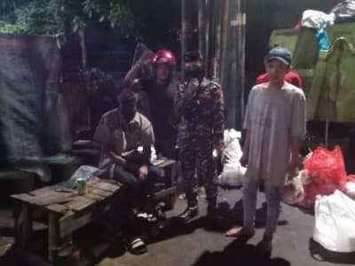 Aksi NU Tangsel Bagikan Makan Sahur di Jalanan