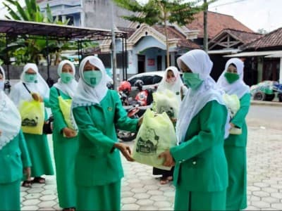 Sembako Bantuan Ketum Fatayat NU Sapa Guru Ngaji di Tulungagung