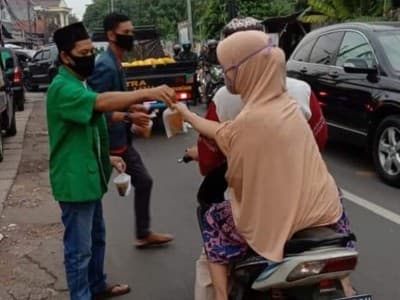 Ribuan Paket Takjil LTMNU Jaktim Disambut Antusias Warga 