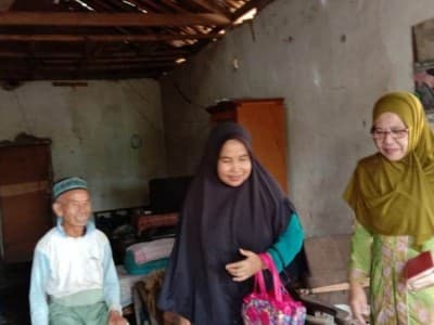 Jelang Lebaran, Muslimat NU Ledokombo Jember ‘Sambangi’ Janda dan Dhuafa