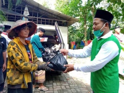 Dapat Bantuan Sembako NU, Senyum Merekah di Wajah Pemulung