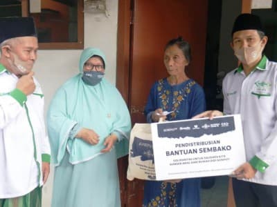 Kiai Marzuki Bersama Istri Antar Paket Sembako ke Rumah Warga
