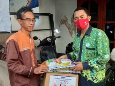 Prihatin Dampak Covid-19, STAI Denpasar Gerojok 200 Paket Sembako