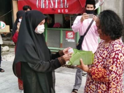 Pengalaman Mahasiswa Unisda Lamongan Asal Thailand Berbagi Takjil