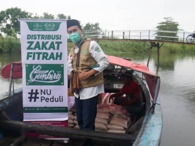 Dengan Naik Perahu, LAZISNU Jatim Salurkan Bantuan dari NU Jerman