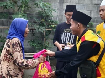 Jelang Lebaran, Pesantren di Jombang Bagikan Paket Daging ke Ratusan Dhuafa