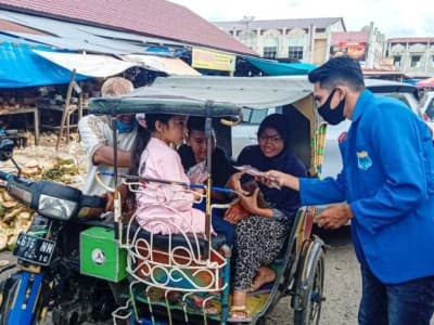 Jelang Tradisi Meugang, PMII Bagikan Masker di Pasar Lhokseumawe