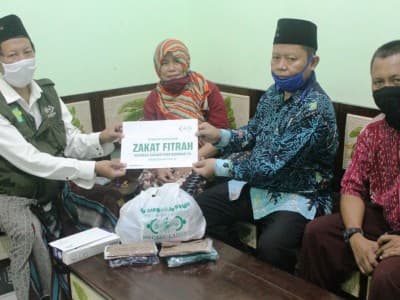 Peduli Nasib Tukang Kebun Sekolah, LAZISNU Sidoarjo Kirim Santunan