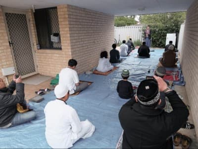 Di Perth Australia, Jemaah  Shalat Idul Fitri Membawa Makanan untuk Non-Muslim