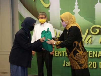 Menaker Ida Bagikan 6.250 Paket Sembako Bagi Serikat Pekerja