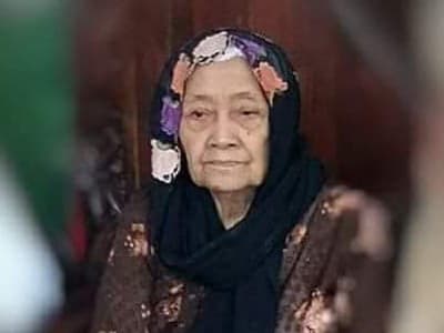 Mendung Iringi Pemakaman Ibunda Rais PWNU Jateng