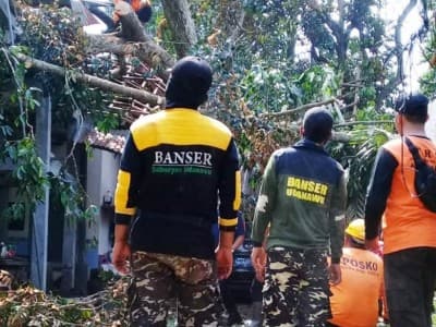 Ansor di Blitar Bantu Puluhan Rumah Warga yang Diterjang Angin