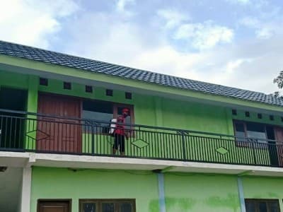 Sambut Santri, Tim Satgas NU Bondowoso Semprot Lingkungan Pesantren