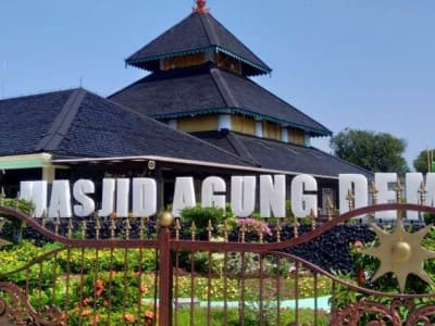 Meski Tak Tutup, Jumlah Peziarah Makam Sultan Fatah Demak Turun Drastis 