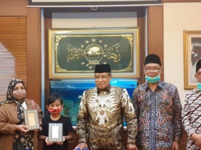 Kiai Said Tuntun Seorang Ibu dan Dua Anaknya Masuk Islam