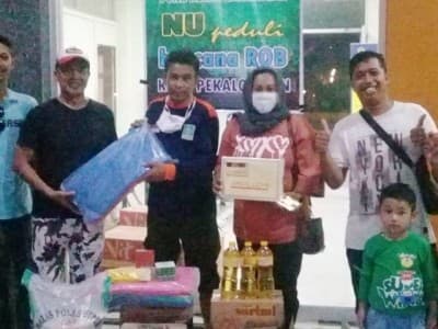 Warga Terdampak Rob Bangga NU Pekalongan Hadir Salurkan Bantuan