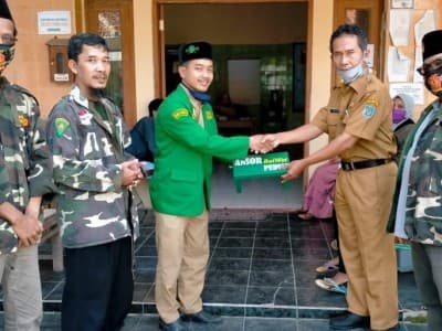 Bantu Peziarah, Ansor Tegal Wakaf Ratusan Kursi untuk Makam