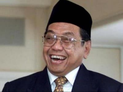 Gus Dur Memberi Pesan: Pandai-pandailah Menertawakan Diri Sendiri