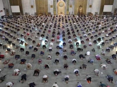 Terapkan 14 Protokol Kesehatan, Beginilah Penampakan Shalat Jumat di Masjid Al Akbar Surabaya