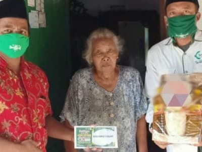 Di Tengah Covid-19, LAZISNU di Nganjuk Maksimalkan Program 'One Day One Dhuafa'